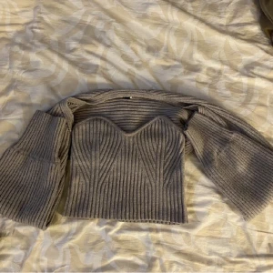 gråt sett - gråt sett som är ribbat, de är en topp och ärmar till❤️helt oavnvänd