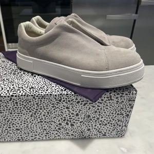 Eytys - Eytys Doja Sneakers i storlek 42. Nypris 2000kr, köpta på NK i Göteborg och kvitto finns. Skorna är i bra skick!
