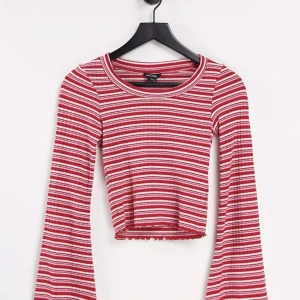 Röd randig topp - Säljer min jätte fina topp från monki för den inte kommer till användning❤️köpte den för 225kr