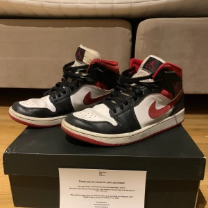 Jordan air 1 - En snygg Nike sko i bra skick 8/10 Köpt på pardon my kicks i Göteborg!  Lådan för du med såklart! Ordinariepris: 2200
