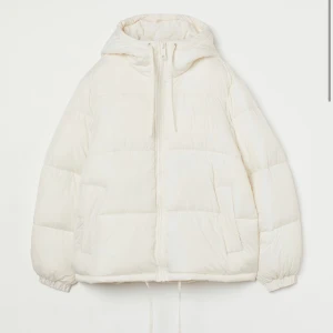 Jacka  - Säljer denna vita puffert jacka ifrån hm. Slutsåld på hemsidan. Köpt förra vintern men sparsamt använd🤍