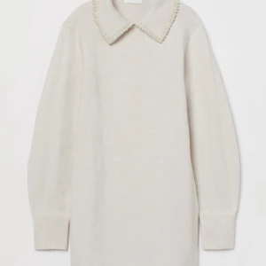 Bodycon midiklänning H&M - Köpt på H&M förra året! Den här färgen (crèmevit) finns inte att köpa längre. Super mysig och snygg! Säljer då jag inte använder den längre. Storlek S (stor i storleken, brukar bära M/L).  