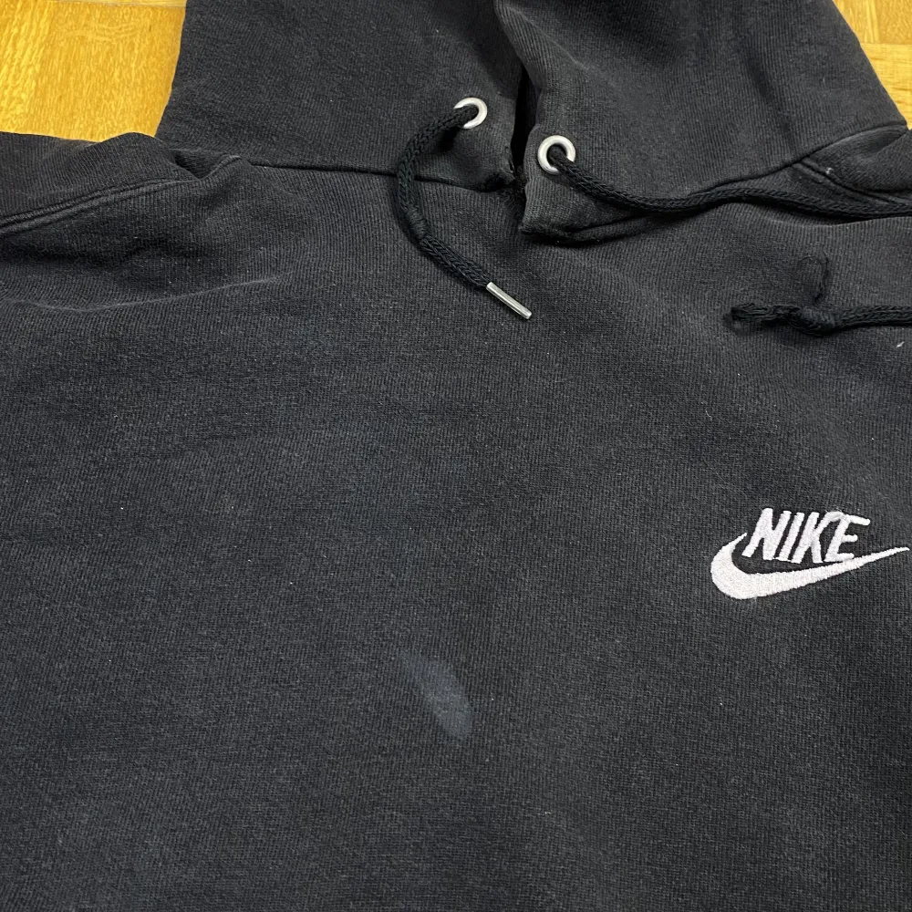 Vintage Nike Hoodie från 80-Talet i storlek Large. Tyvärr väldigt sliten och en fläck som syns på sista bilden. Made in USA med fading.. Hoodies.