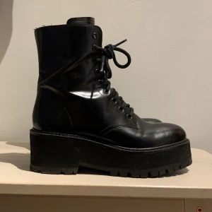 Platåkängor - Platåkängor i äkta skinn. Sparsamt använda, inget att anmärka på. Upphämtning/möte prioriteras 🌹 Kom gärna med prisförslag!