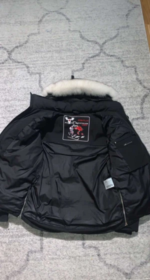 Moose knuckles jacka  - Hej,jag säljer min vinter jacka för att den är stors pris kan diskuteras vid snabba köp 