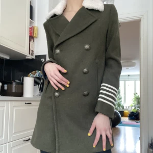 Tommy hilfiger x Gigi Hadid vinterjacka - En sjukt fin vinterjacka! Limiter edition Tommy x Gigi collab. Nypris:7999kr helt oandvänd, sprillans ny. Jättefin passform och väldigt varm, passar perfekt för denna vinter. Skriv vid intresse!🖤priset går att diskuteras