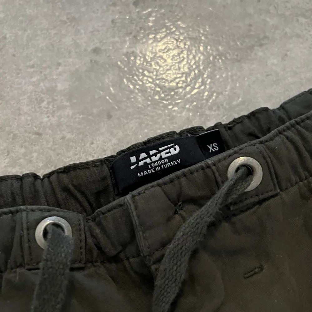 Parachute byxor från jaded med extremt baggy passform. Byxorna är i fint skick och är använda max 5 gånger av mig. Jeans & Byxor.
