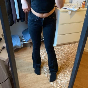 low waist jeans - low waist jeans från Gina tricot super fina säljer för dom e för små på mig sl 32 ny pris 500