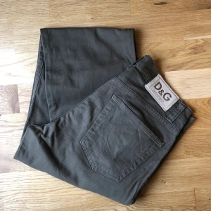 Dolce & Gabbana military trousers - Dolce & Gabbana militärbyxor. Mörkare olivgrön färg, nästan nyskick.  Storlek 46/32. Sitter som en 29 i midjan. Kommer med äkthetsmärke på insidan (se bild 3).  