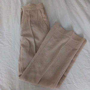 H&M byxor - Byxor från h&m som blir vidare nertill. Oanvända, strl 34