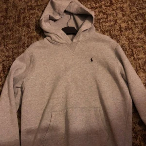 Ralph fluoren hoddie  - Den är för liten för mig helt som ny då jag knappt använde den. Storlek m