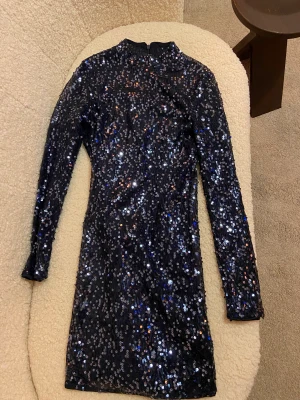 Paljettklänning - Som ny, använd en gång! Paljettklänning i strl S från Gina Tricot. Mörkblå