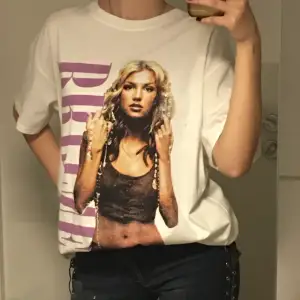En t shirt med Britney Spears på, den e köpt på zalando❤️