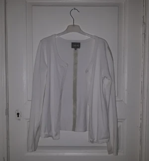 Vit kofta från culture - Söt vit kofta med guld sträck på ärmar och rygg. Svalt, tunnt matrial. (Kontakta innan köp, inte säker om jag vill sälja)