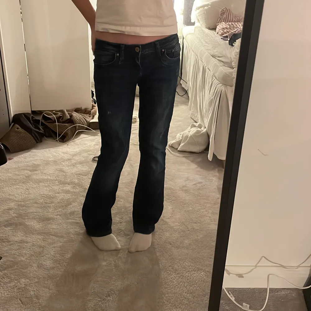 Jätte fina ltb jeans som e helt nya, endast testade. Säljer pga av att jag har liknande och de börjar bli lite korta på mig. Jag är 166 så de skulle passa nån som e runt 160-165. Köparen står för frakt! Skriv om ni vill ha fler bilder eller andra frågor💗💗. Jeans & Byxor.