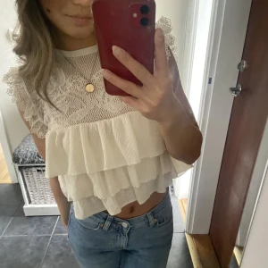 Superfin Zaratopp💖 - Superfin helt oanvänd topp, ifrån Zara💖 Storlek s. Slutsåld på Zaras hemsida, nypris 299 kr. Frakt tillkommer på 49 kr💘 Direktpris 299 kr + frakt💖