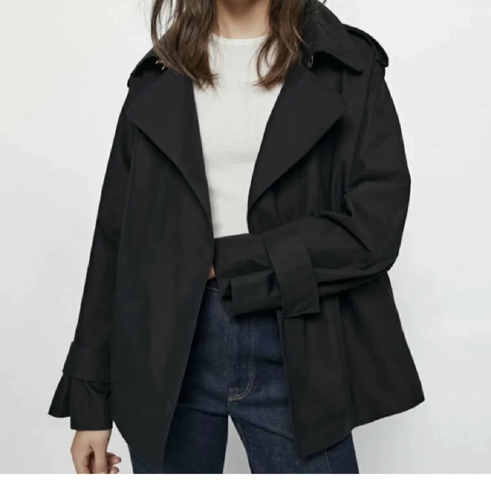 Näst intill oanvänd kort trenchcoat från Massimo Dutti i storlek S. Använd ett fåtal gånger så den är näst intill i nyskick! . Jackor.