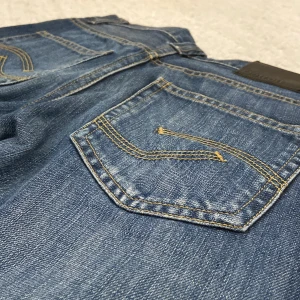 blå jeans - säljer dessa blåa jeans som tyvärr är för korta💘 jag är 158 och jeansen var nog ungefär 8 cm för korta.