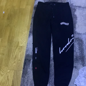 Säljer min hoodrich byxa!!! - Säljer den för jag har köpt den i england fast den passar inte mig:( köpte den förra helgen haft på mig den typ 2 gånger.