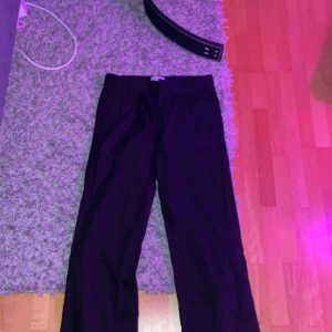 Chinos - Svarta chinos från Just Junkies. Storlek S. Sitter perfekt över skorna.  Skriv för fler bilder