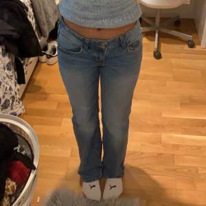  lågmidjade jeans med fina fickor! 😁säljer för att jag använder de inte längre! köpta för 300 kr och använt ett par gånger. ganska långa på mig som är 167 och passar mig som har 38 också! sitter ba lite tajt vid låren. 🤍