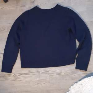 Marinblå stickad tröja från HM. Köpt får några år sen. Bra begagnat skick.
