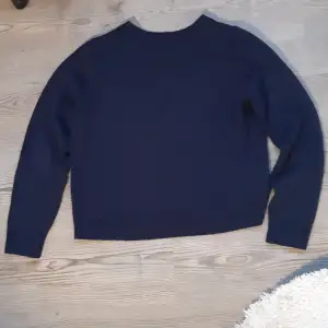 Marinblå stickad tröja från HM. Köpt får några år sen. Bra begagnat skick.
