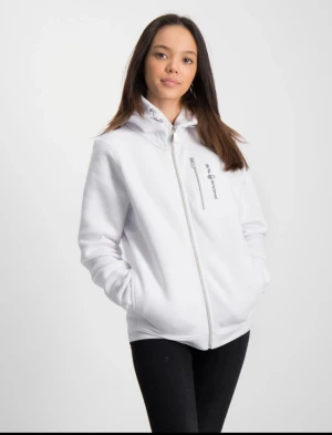 Vit Sail racing hoodie 🤍 - Sail racing zip hoodie i strl 170,sitter som en "S" skulle jag säga🤍sista två bilderna är mina, använd men filt skick,skriv om du undrar över något🤍🤍