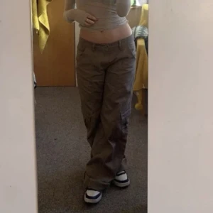 Cargo pants  - Ett par cargo pants köpta på plick som är i väldigt bra skick då de endast använts en gång. 😊🌸