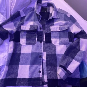 Blå rutig jacka - Jacka från lager 157 likt den från Zara. Xl i storlek, sitter fint oversized på mig med S. Nypris 400kr. Nyskick