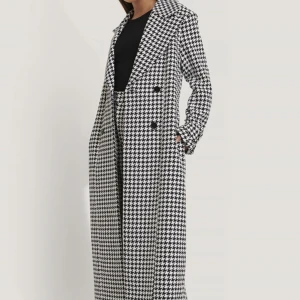 Hundtandsmönstrad kappa  - Oanvänd kappa från NA-KD. Endast prövad.  Ord.pris 1099kr