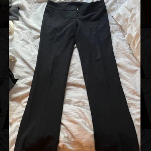 Lågmidjade kostymbyxor - Super fina lågmidjade kostymbyxor (bilder från förra säljaren)  midjemåttet är 85 cm