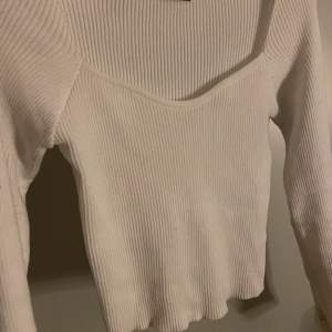 Ribbad vit långärmad tröja från shein, då den blivit för stor så kommer den inte till användning. Använt kanske max fyra gånger! 
