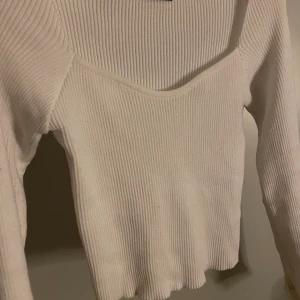 Vit tröja - Ribbad vit långärmad tröja från shein, då den blivit för stor så kommer den inte till användning. Använt kanske max fyra gånger! 