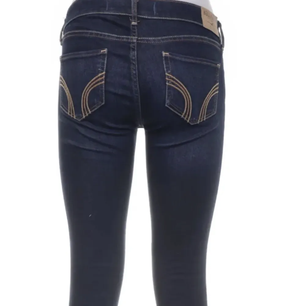 Hollister jeans strlk 27/33 har två stycken par  i bra skick. Skicka dm för mer fler bilder. Jeans & Byxor.
