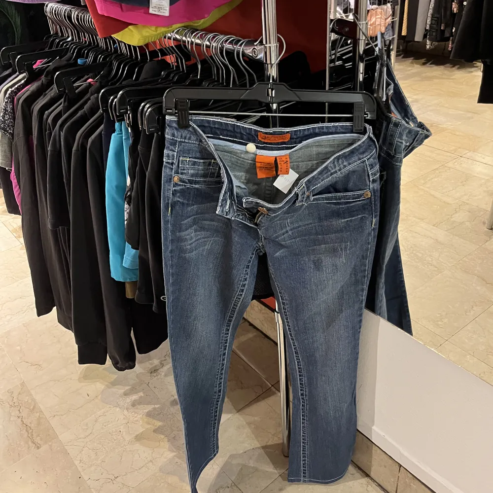 Intressekoll på ett par jättefina jeans som jag köpte secondhand. De är bootcut och har coola fickor!!skriv vid intresse.. Jeans & Byxor.