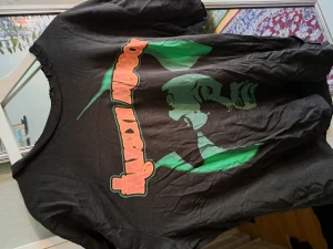 Marlyn manson tshirt - Tshirt från hm. Det trasiga i kragen är designen på tshirten o va så nör jag köpte den. Knappt använd