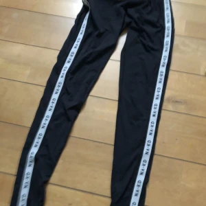 Träningsbyxor - Träningsbyxor från nakd. Passar någon som är 1,60! Frakt tillkommer på 40kr! :)