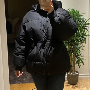 Vinterjacka  - Varm vinterjacka som är använd 2-3 gånger, inget fel på den, storlek ca men passar mig som har storlek s, justerbar vid midjan💕