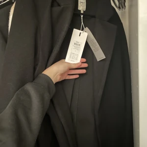 Only kappa  - Klicka ej köp direkt!  En helt ny kappa från only. Kappan är ankellängd på mig som är 172 cm. Superfin kappa men behöver en större storlek och har redan sprättat upp fickorna så kan inte lämna tillbaka. Endast testad. 