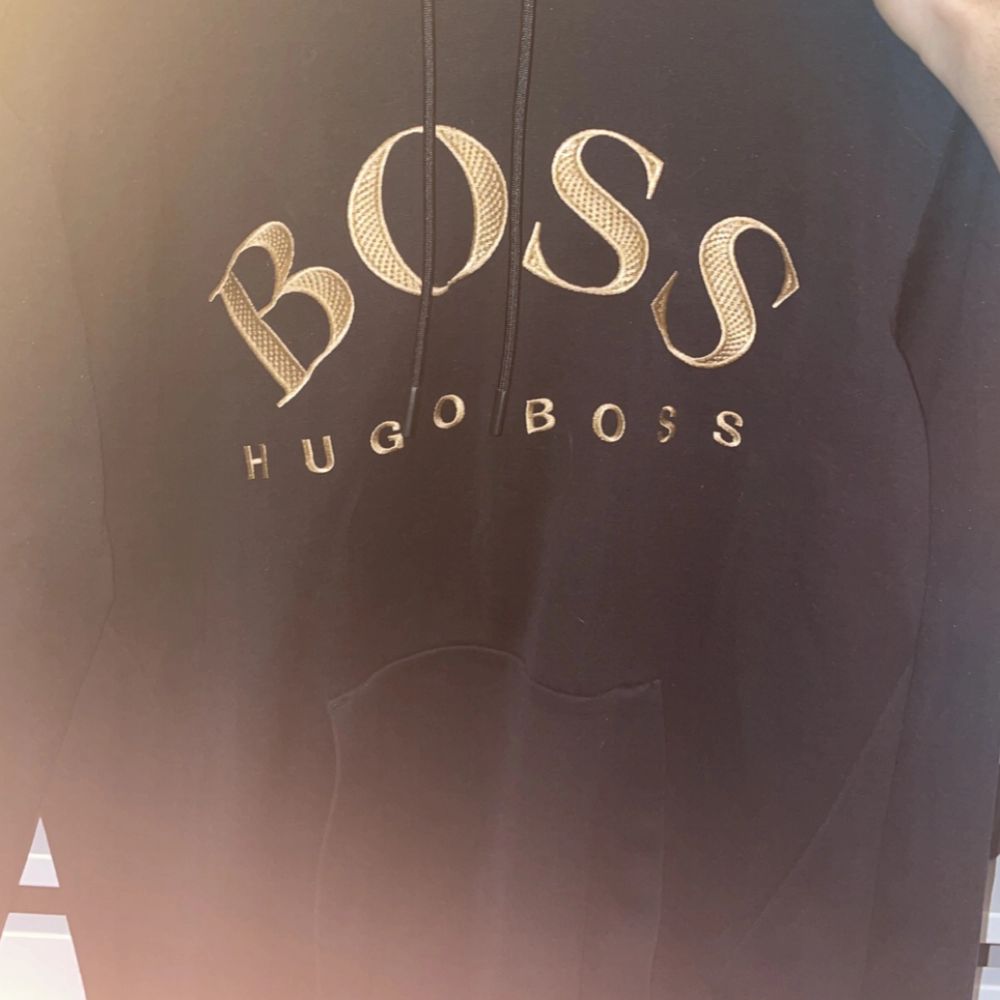 Svart Guld Hugo Boss hoodie | Plick Second Hand