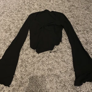 Svart tröja med detalj - Jätte fin svart tröja med detalj, köpt på gina tricot, skönt material. Väldigt elegant 