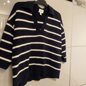 Tröja - Tröja från HM, mörkblå med ränder.  Knappt använd, storlek M