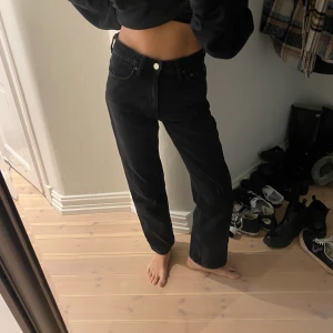 Jeans, black wash - Ett par svarta jeans från weekday i modellen voyage. Super bekväma, högmidjade med najs grå/svart tvätt. Minns inte storleken exakt för jag klippt av lappen men skulle säga passar mellan 24-26 i midjan. Jag är 161 cm lång och demär perfekt längd för mig! 