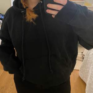 Snygg svart basic hoodie från weekday! Bra skick då den inte kommit så mycket till användning💕