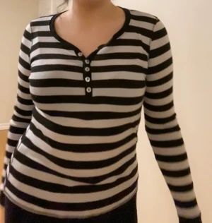 Randig topp  - Bekväm & stretchig topp som ger lite alternativa vibes. 