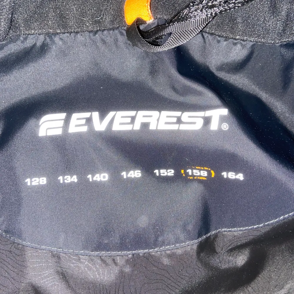 En svart Everest jacka i storlek 158 Men massor av fickor och håller värmen bra. Man får stå för frakten själv och pris för frakten kan vi diskutera🥰. Jackor.
