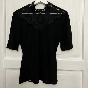 Topp CHIARA FORTINI - Jättefin topp från bubbleroom  Alla priser på sidan är förhandlingsbara då garderoben ska rensas🌸