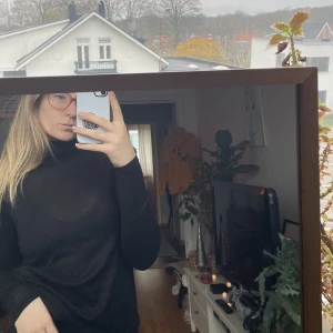 Polo - Tunnare polotröja med öppen rygg  Frakt tillkommer om den ska skickas 