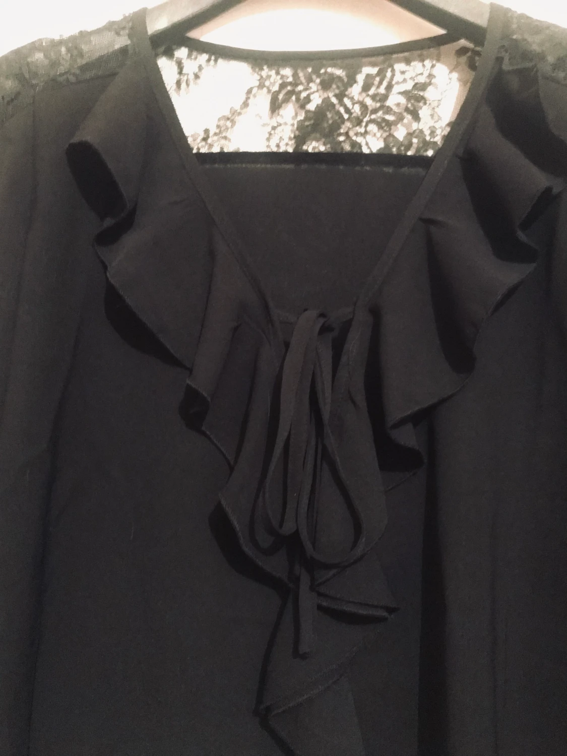 Svart blus med volang  - 90